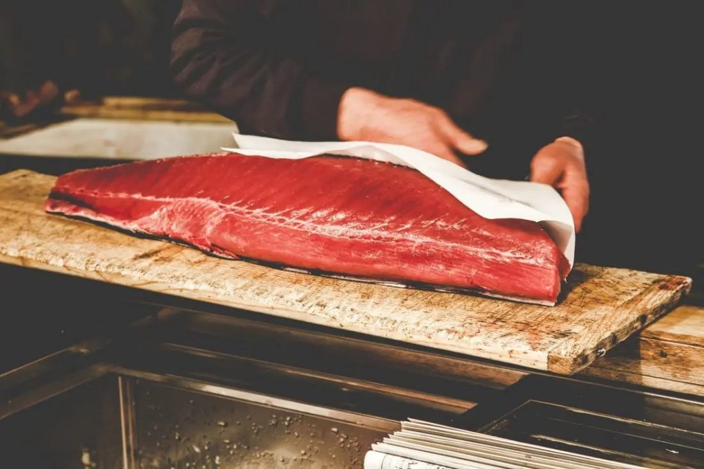 CO injection machine improves the color of tuna meat